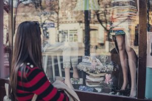 foto de mulher olhando vitrine com elementos visuais