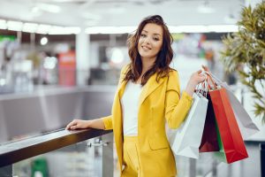 foto de mulher com sacolas promocionais em shopping