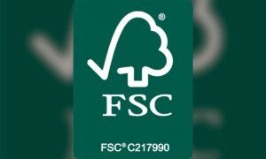 Logotipo verde do selo FSC®️, que representa certificação internacional de manejo florestal responsável.