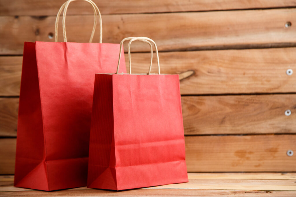 Sacolas de papel são uma forma elegante de destacar seus produtos